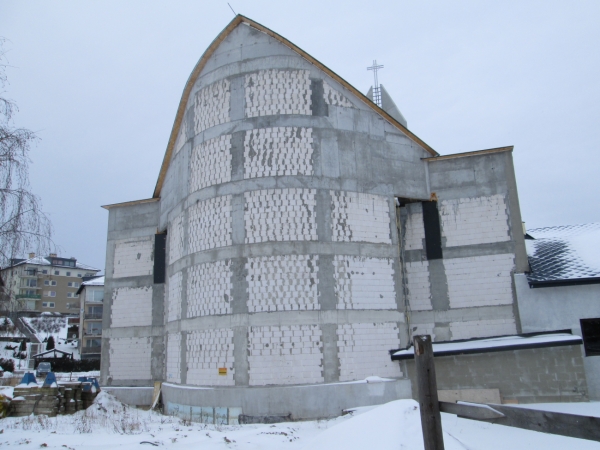 Montaż jednego z okien w górnym kościele