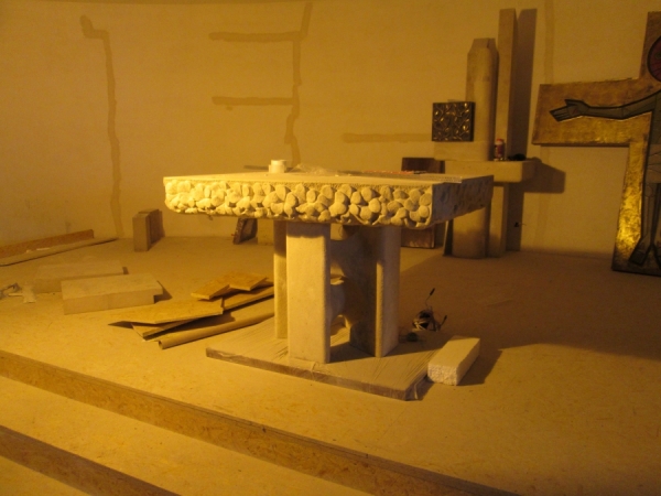 Montaż ołtarza w dolnym kościele