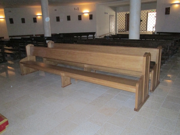 Nowe ławki dla górnego kościoła