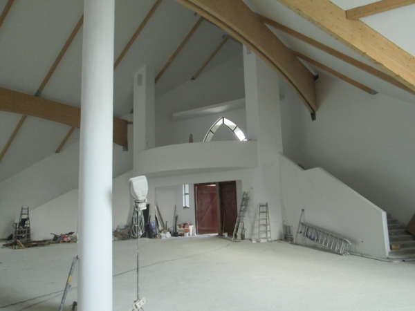 Ocieplanie fasady i zakładanie instalacji elektrycznej w górnym kosciele